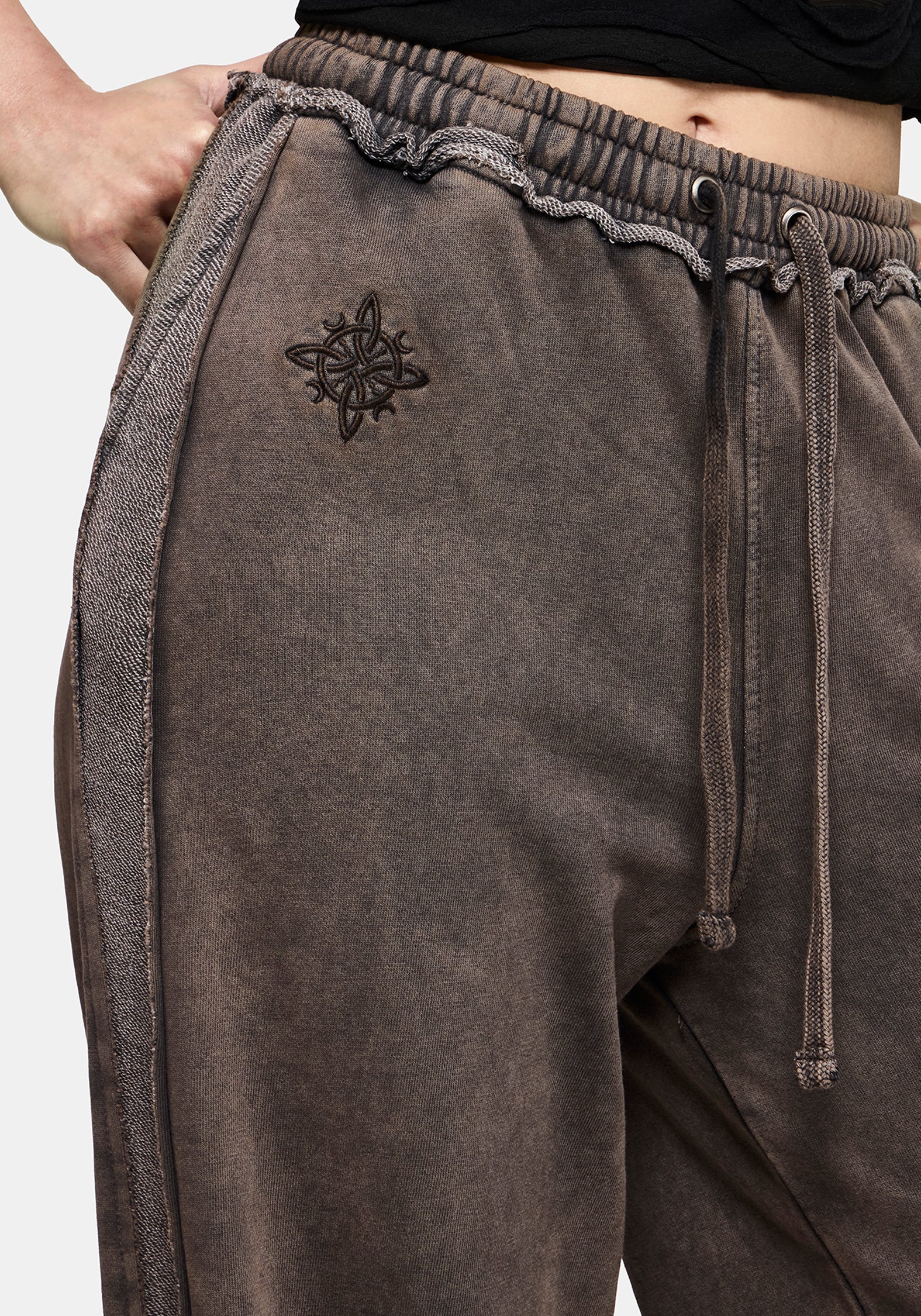 Mio Witches Knot Distressed Seam Jogger